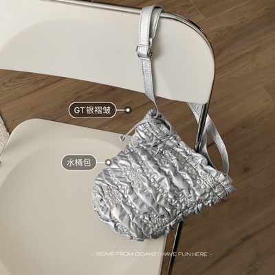 银色褶皱抽绳单肩斜挎包水桶包