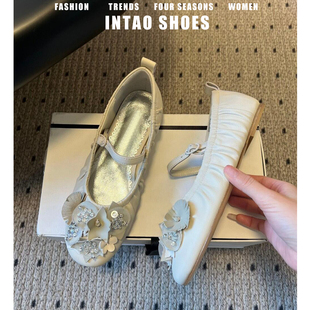 高级感小众手工花朵单鞋女平底2026早春新款一字带温柔气质奶奶鞋