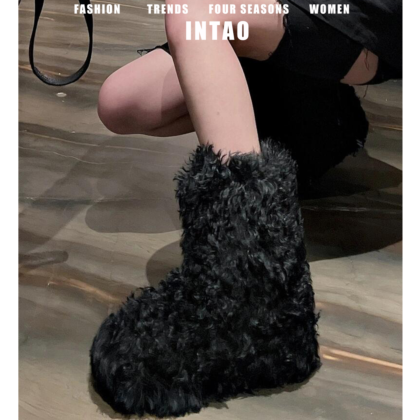 黑色羊羔加绒厚底中筒雪地靴女