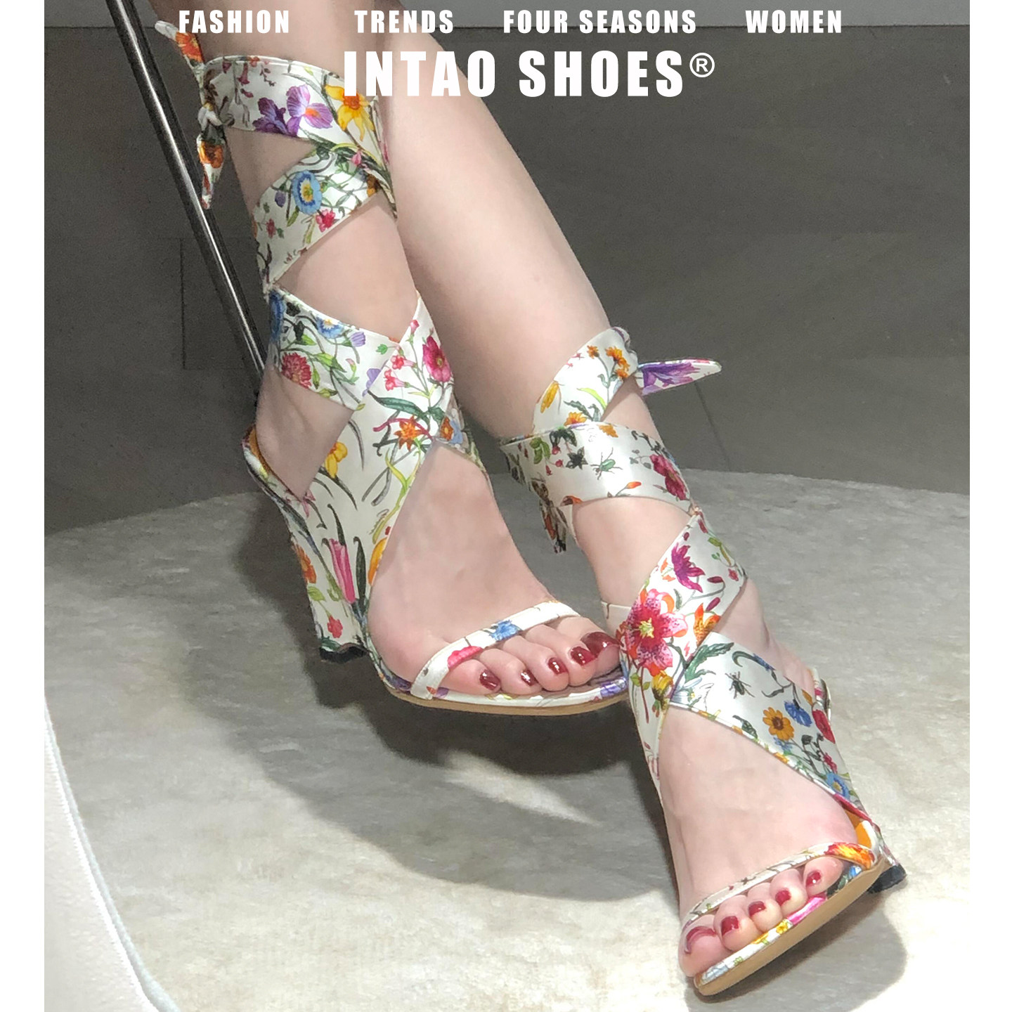 设计感小众花朵交叉绑带凉鞋女夏2026新款绝美坡跟不累脚小高跟鞋