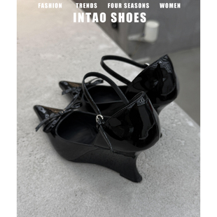 高级感黑色漆皮浅口坡跟单鞋女2026春季新款法式尖头玛丽珍高跟鞋