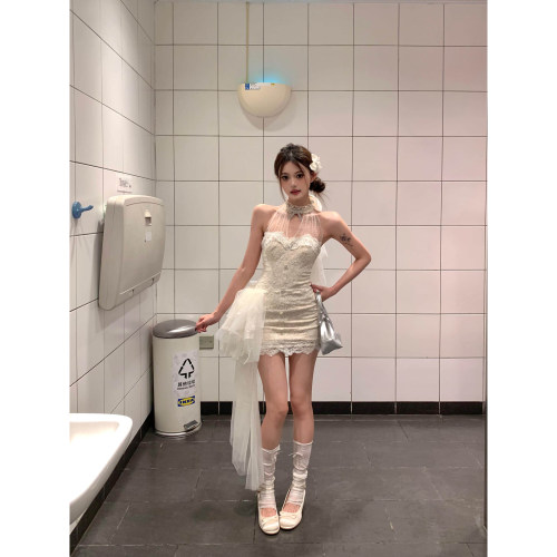 千金归来挂脖蕾丝显瘦连衣裙