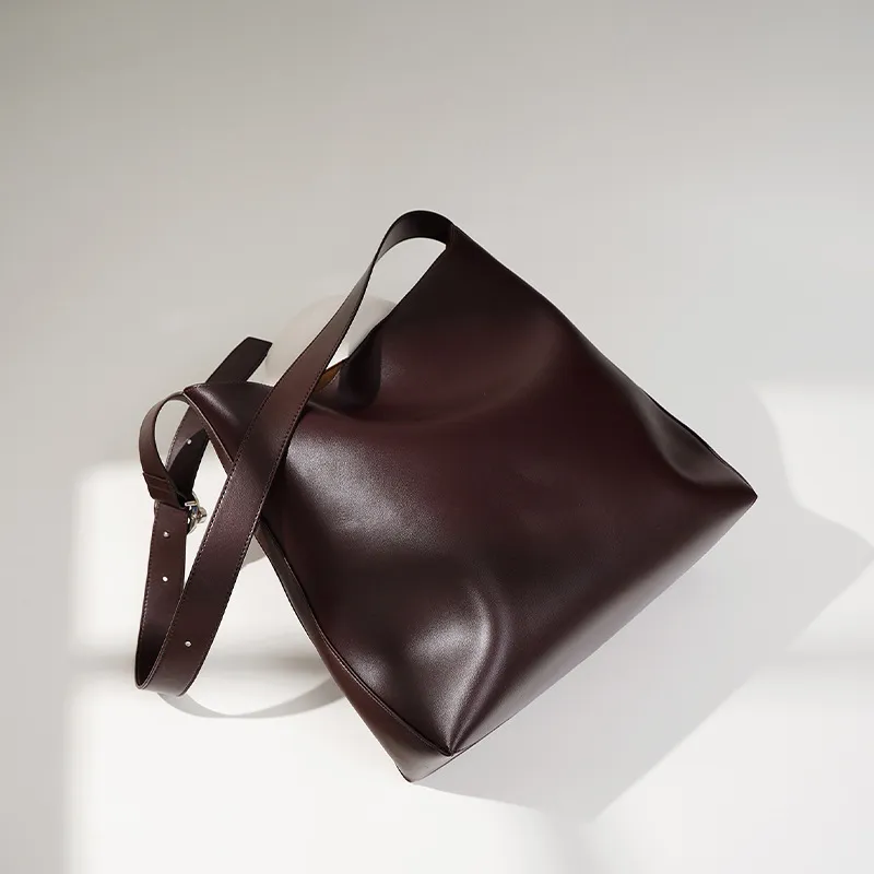 秋冬时尚百搭大容量单肩手提包 软牛皮高级感精致水桶斜挎女包包