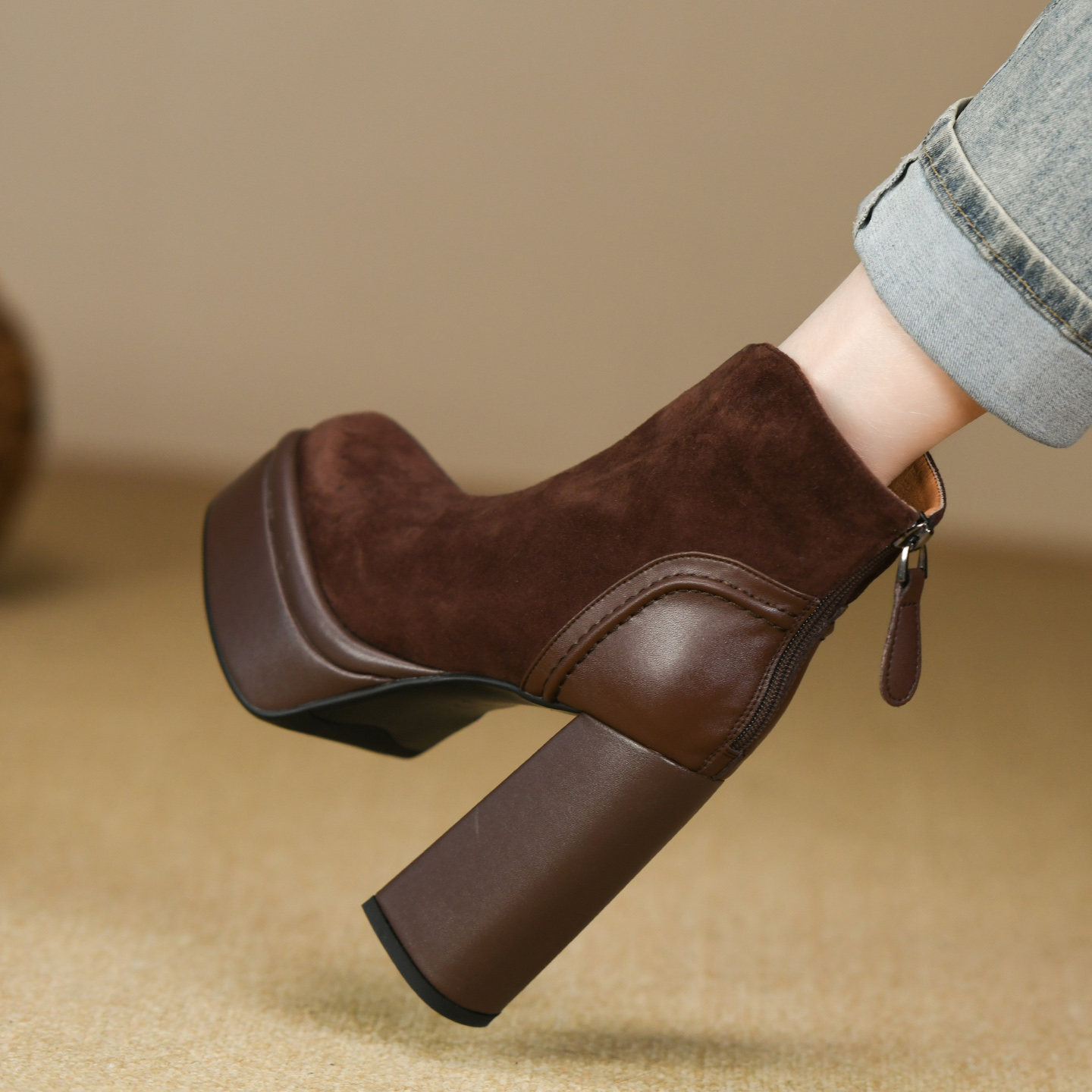 羊猄皮超高跟粗跟圆头时装短靴女