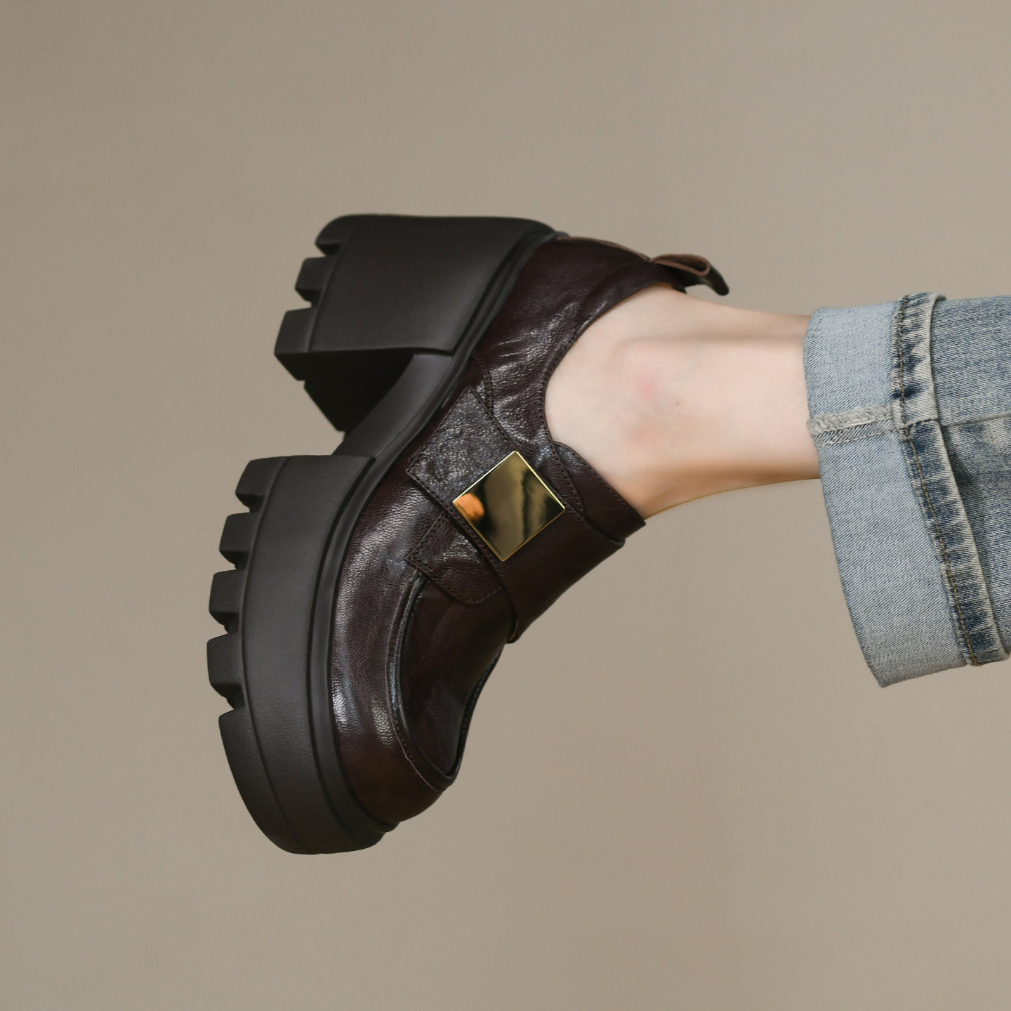 欧洲站圆头深口厚底粗跟单鞋女秋季真皮金属扣防水台棕色高跟鞋女,女鞋,深口单鞋,淘宝优惠券,粉丝福利购,淘宝优惠卷