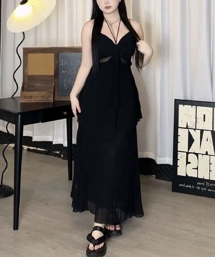大码胖mm性感纯欲风不规则露腰吊带连衣裙女三亚海边度假拍照长裙