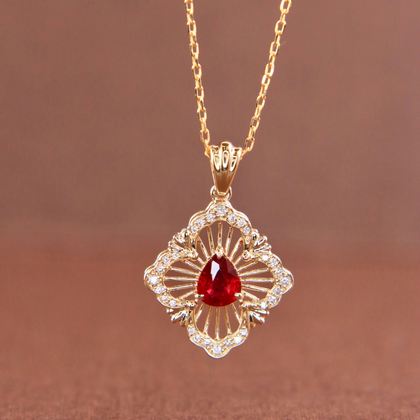 18k金镶钻红宝石项链布契风红宝石吊坠鸽血红颜色正 火彩好女礼物
