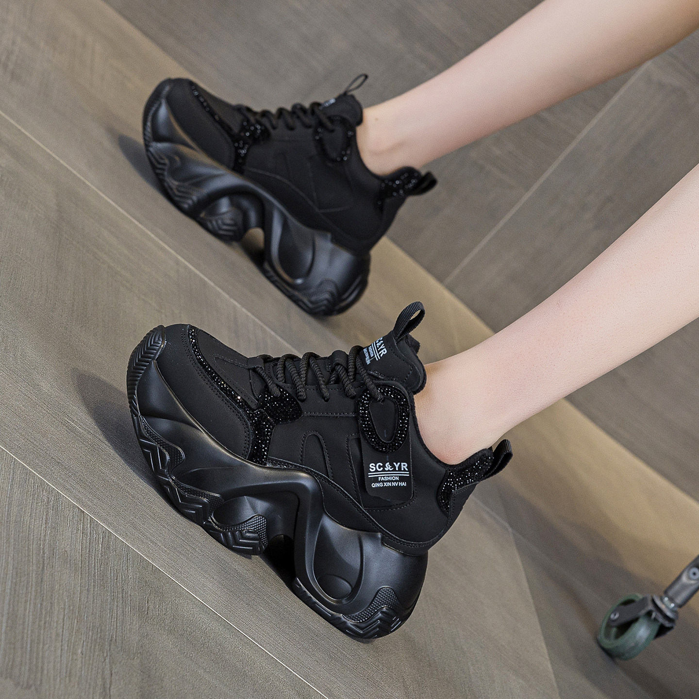 黑色内增高加绒休闲鞋女运动棉鞋