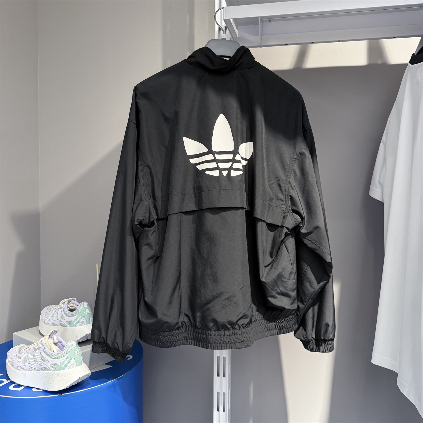 Adidas阿迪达斯三叶草男子外套大LOGO宽松运动休闲立领夹克JN1660