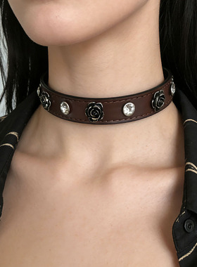 棕色皮革山茶花闪钻choker项圈