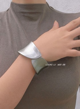 复古女金属冷淡磨砂交错手镯臂环