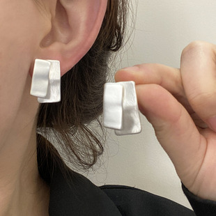 复古金属冷淡风几何扭曲拉丝片独特耳环女小巧简约高级感耳钉