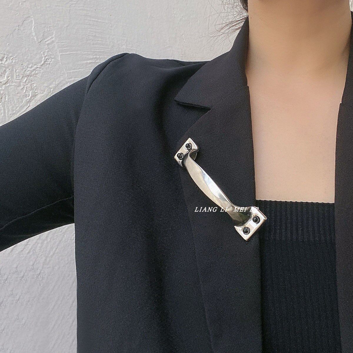 夸张金属女门把手胸针别针
