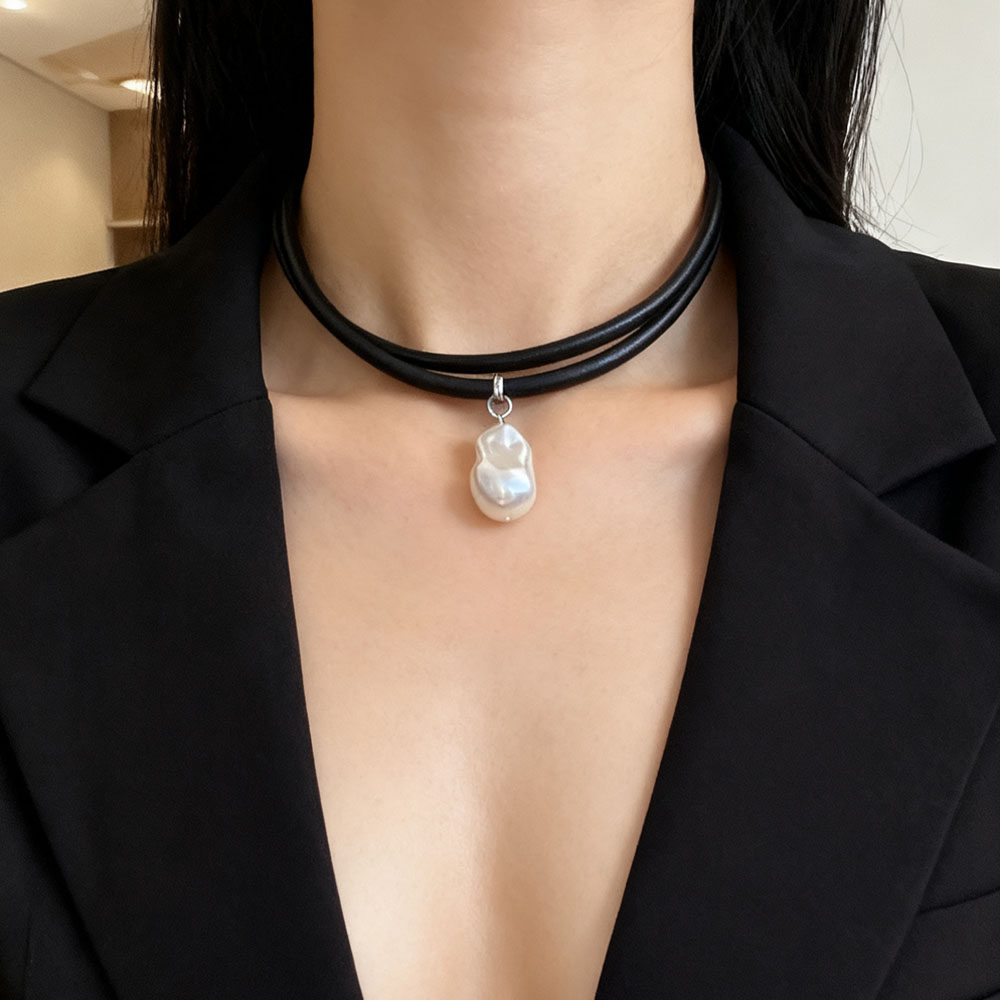 黑色皮绳巴洛克异形珍珠吊坠项链锁骨链女法式复古高级感时尚颈链
