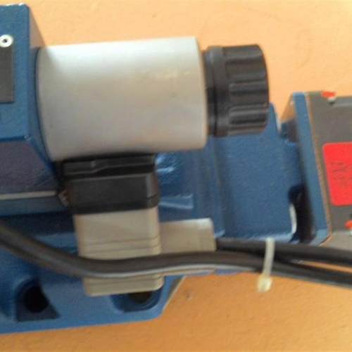 4WRZE25W8-220-70/6EG24N9K31/A1D3VRexroth比例阀