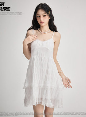 SLASH 温柔风白色蕾丝吊带蛋糕裙女士收腰显瘦短款褶皱仙女连衣裙