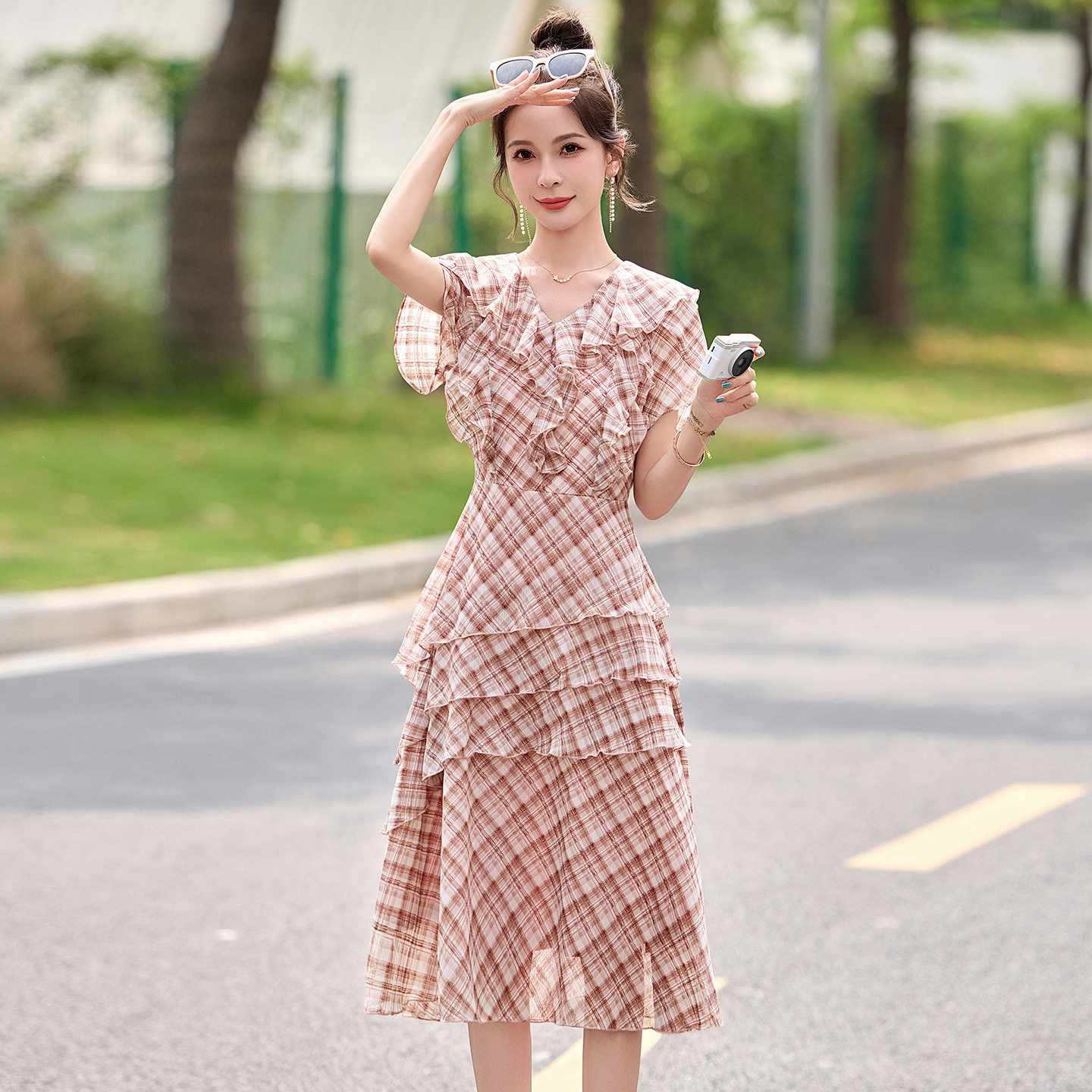 2026夏季新款女设计感收腰格子不规则荷叶边轻奢气质时尚连衣裙l