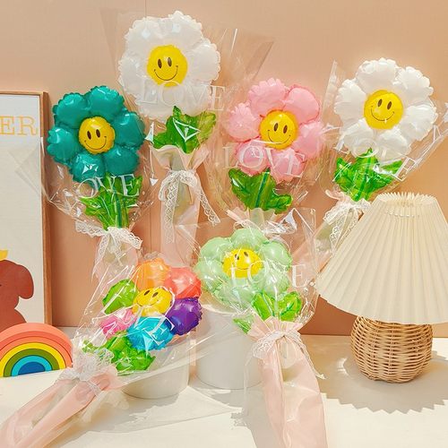 手持玫瑰花气球户外野营