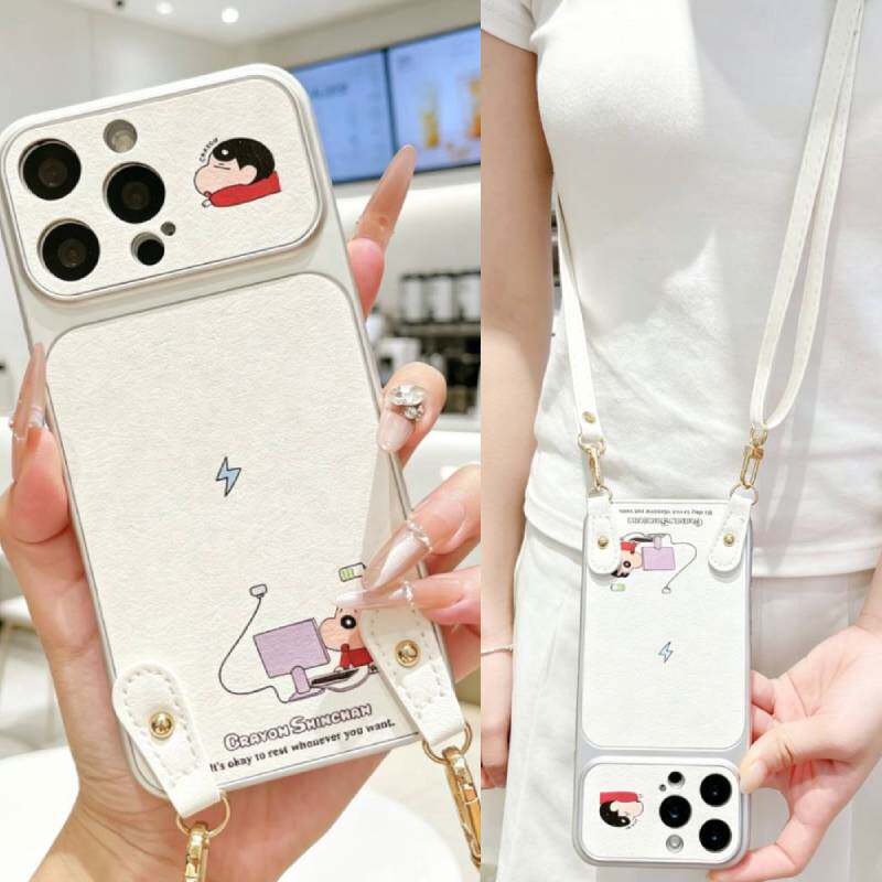 蜡笔小新大视窗皮纹适用苹果17手机壳斜挎可背挂绳15plus手提式iPhone16promax带相机按键14全包边防摔13软壳