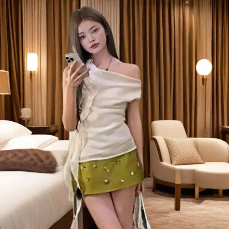 地球店米色荡领立体花朵设计感背心短款女夏季荷叶边斜肩无袖上衣