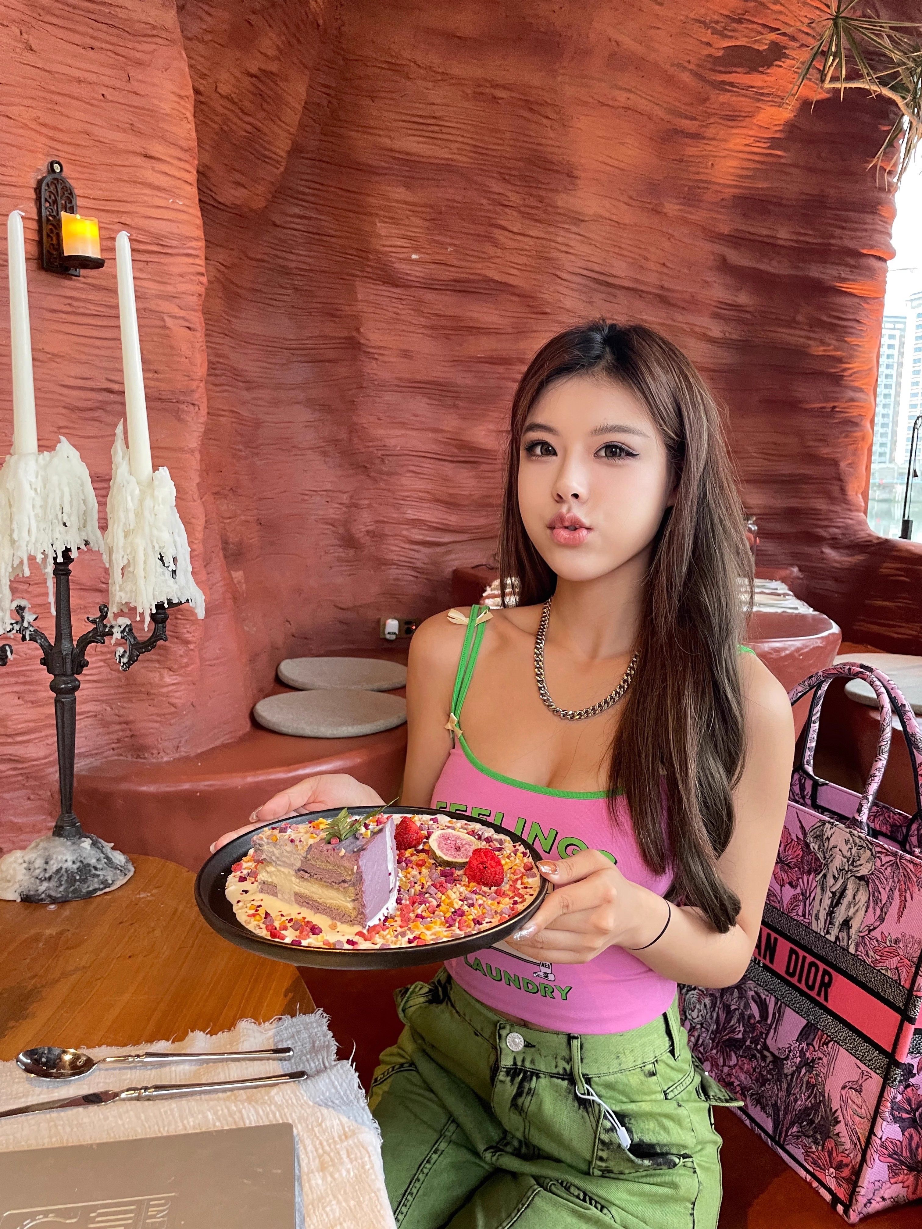 小吊带修身背心拼接撞色辣妹