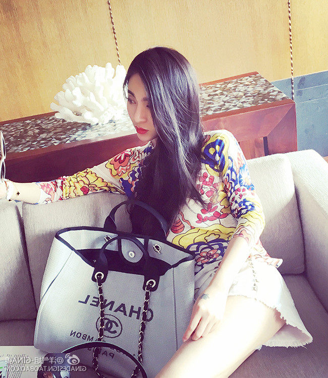 洋气新店2022夏新款 铆钉柔软水洗白牛仔破洞休闲短裤热裤