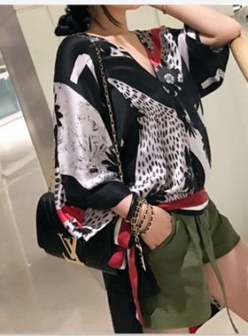 洋气新店 各种混搭大V领不规则底边短款夏花丝质衫 遮肉显高AC223