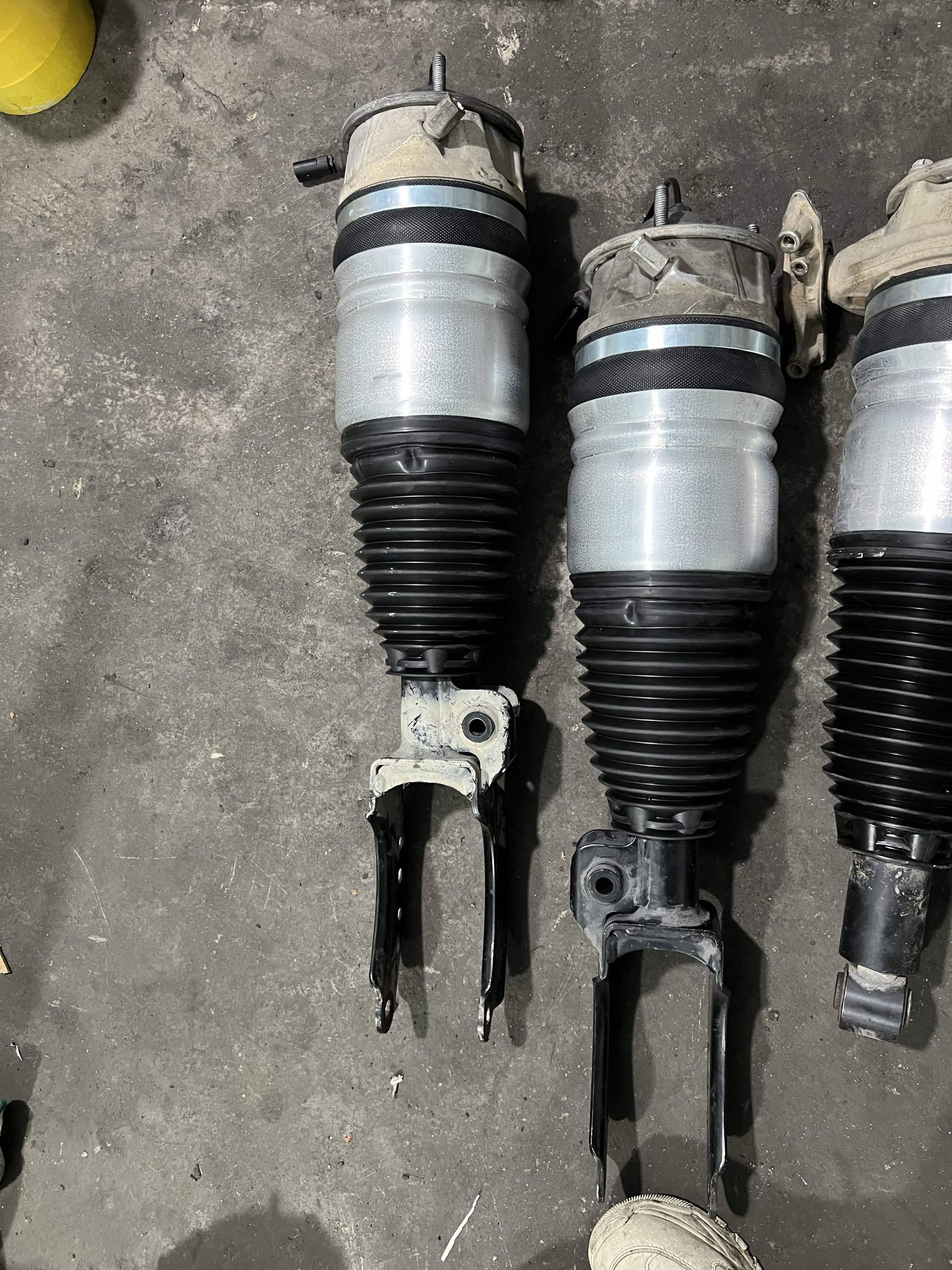 适用奥迪Q7、大众途锐、保时捷卡宴的前空气减震器，原厂拆车件。