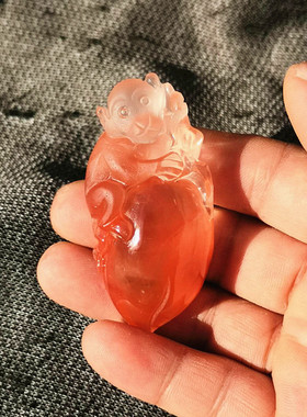 龙王鳌犷水晶天然红兔毛红水晶猴子寿桃吊坠67*32*20mm49.1g