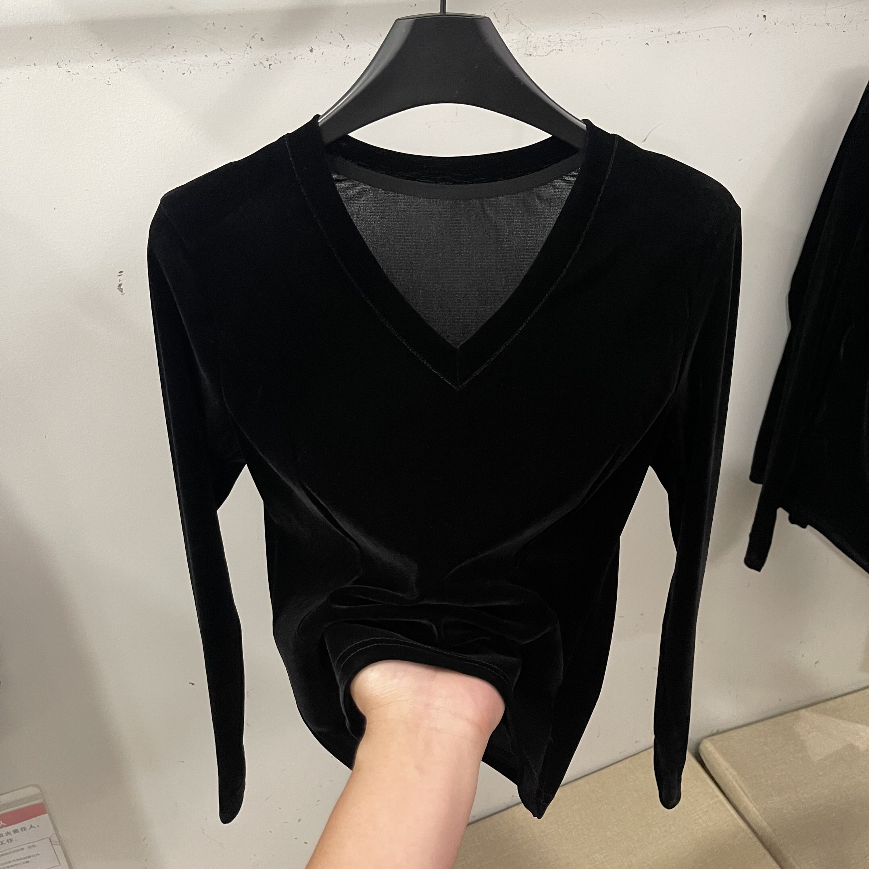 简约百搭V领黑色丝绒长袖T恤女