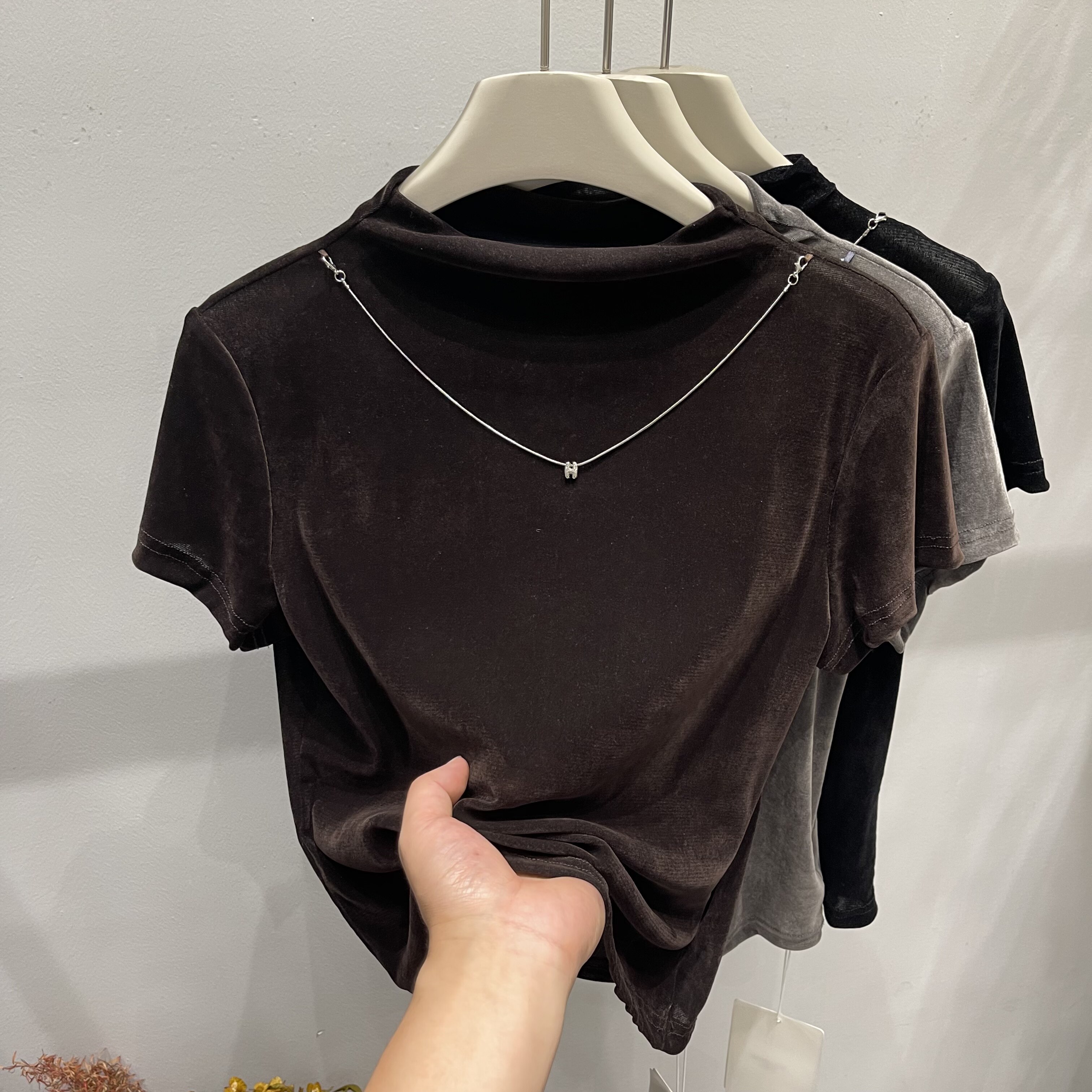 链条装饰半高领丝绒短袖T恤女