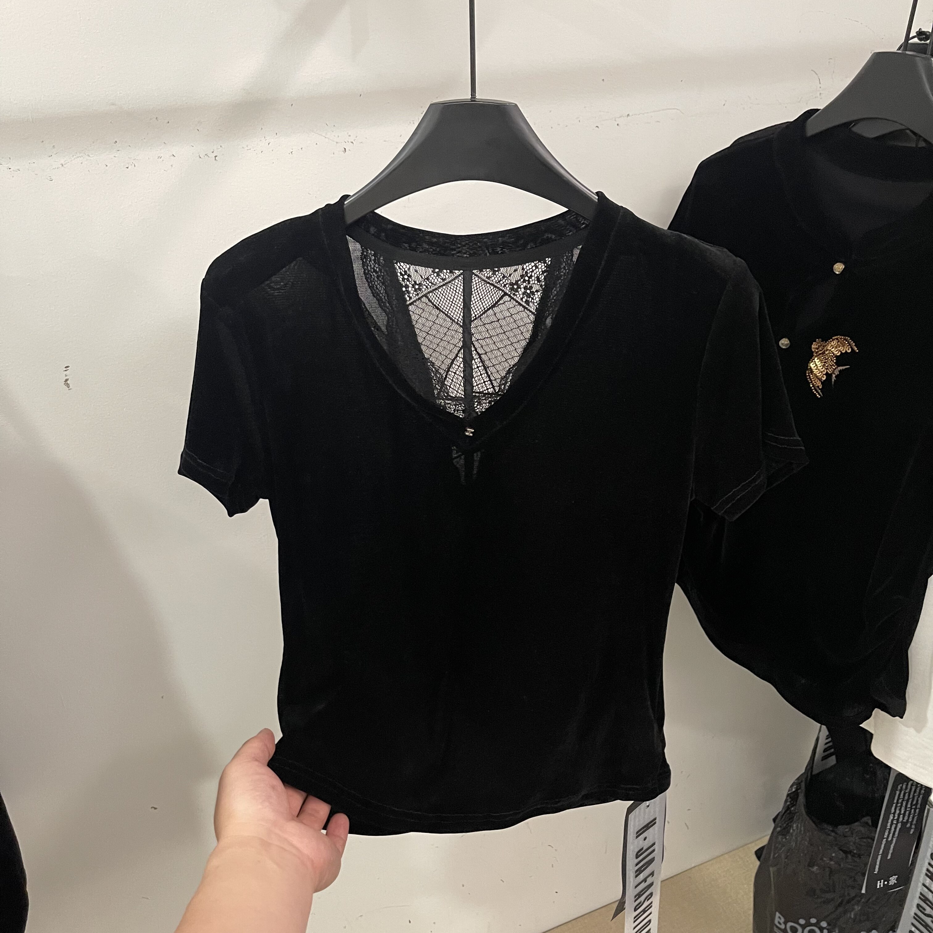 V领钉珠蕾丝拼接丝绒短袖T恤女