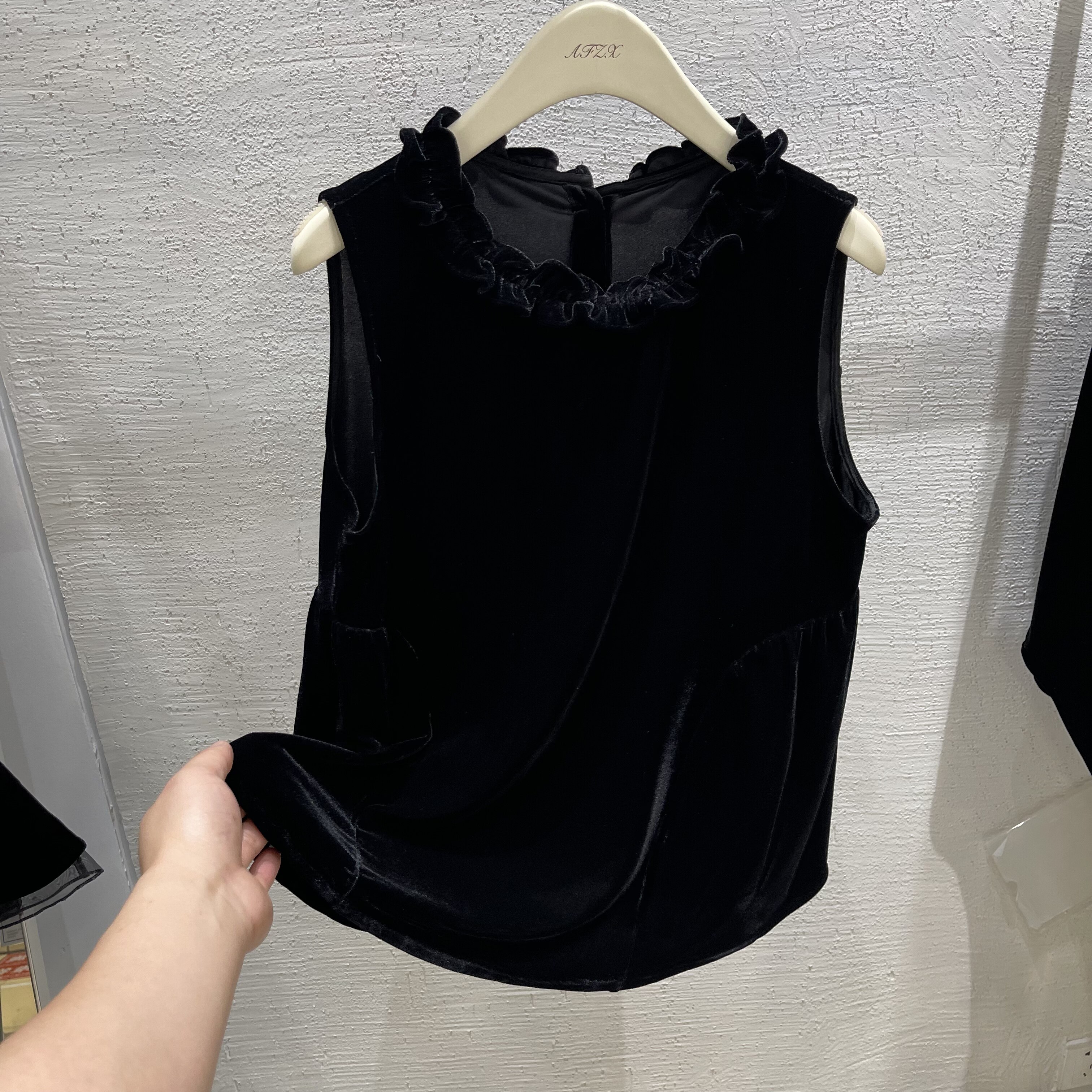 气质荷叶领拼接丝绒无袖马甲女2026夏季新款后背纽扣设计显瘦上衣