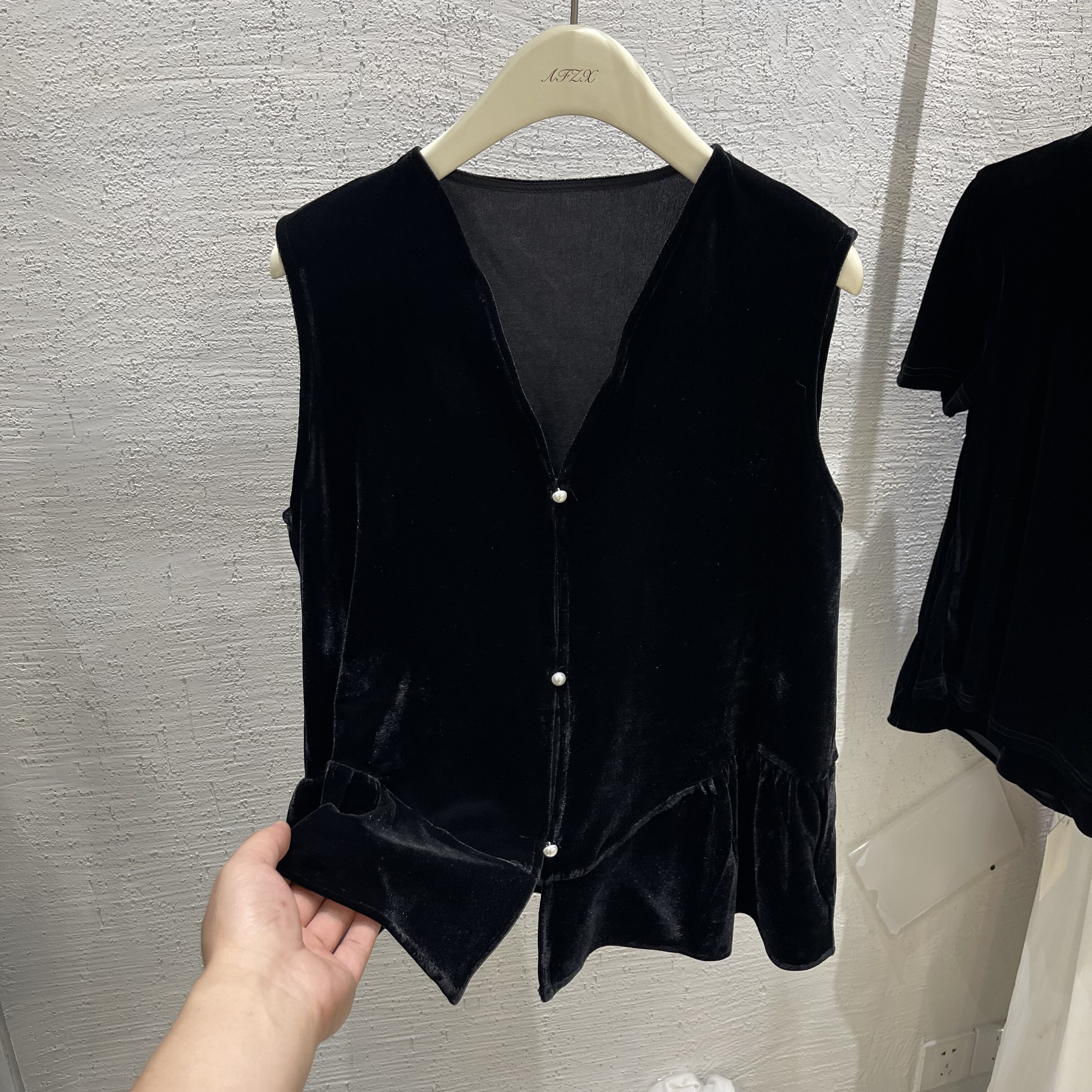优雅荷叶边拼接下摆V领珍珠扣无袖丝绒马甲女2026夏季新气质上衣