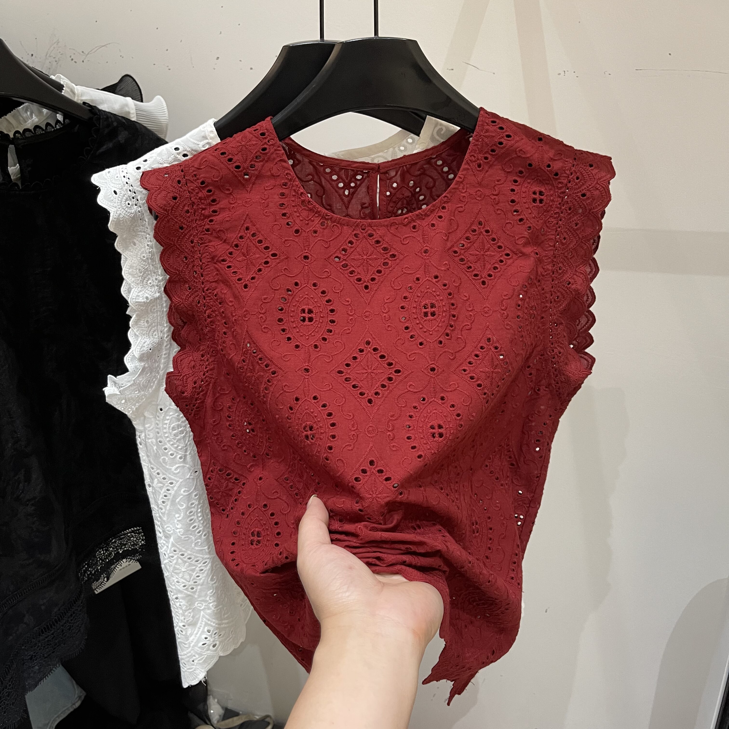 纯色镂空蕾丝花边无袖T恤女宽松