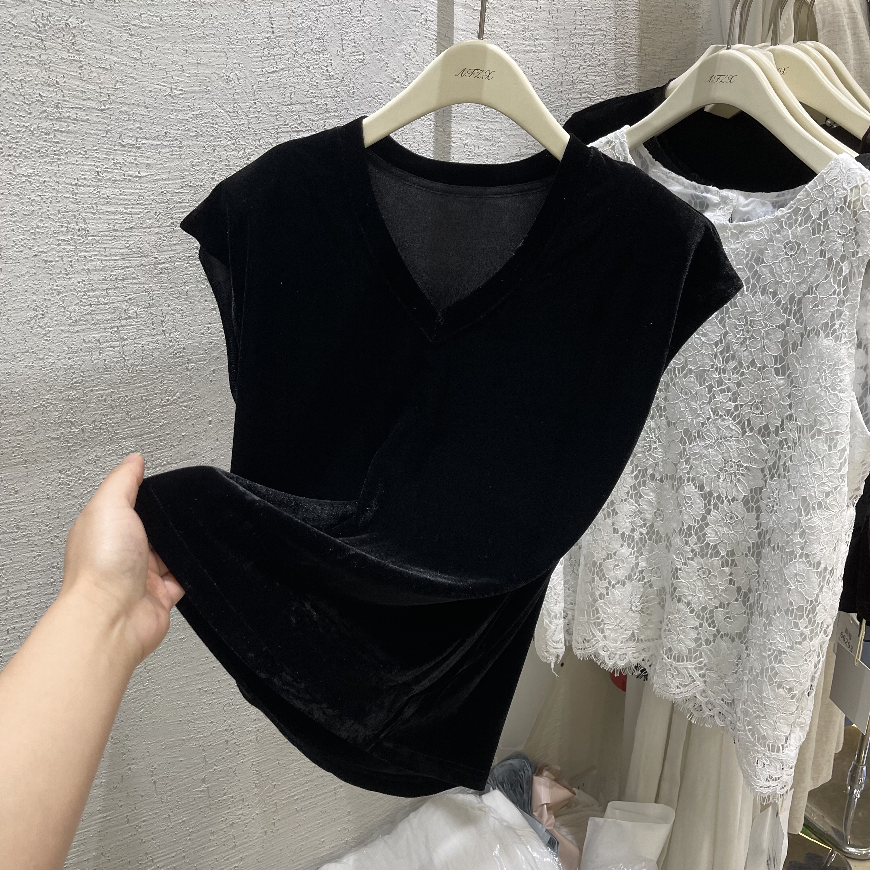 简约百搭V领丝绒垫肩无袖小衫女