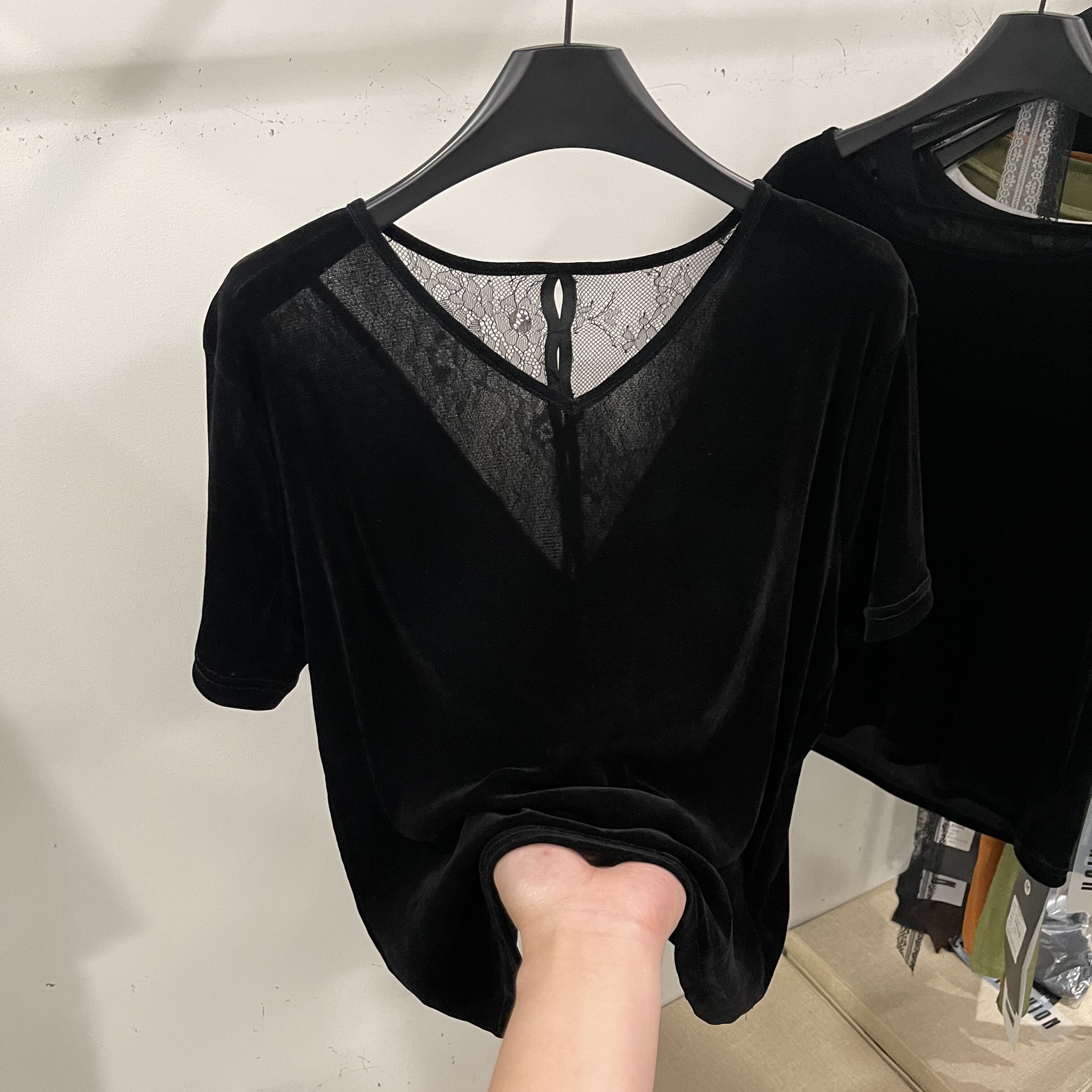V领蕾丝拼接后背纽扣丝绒短袖T女