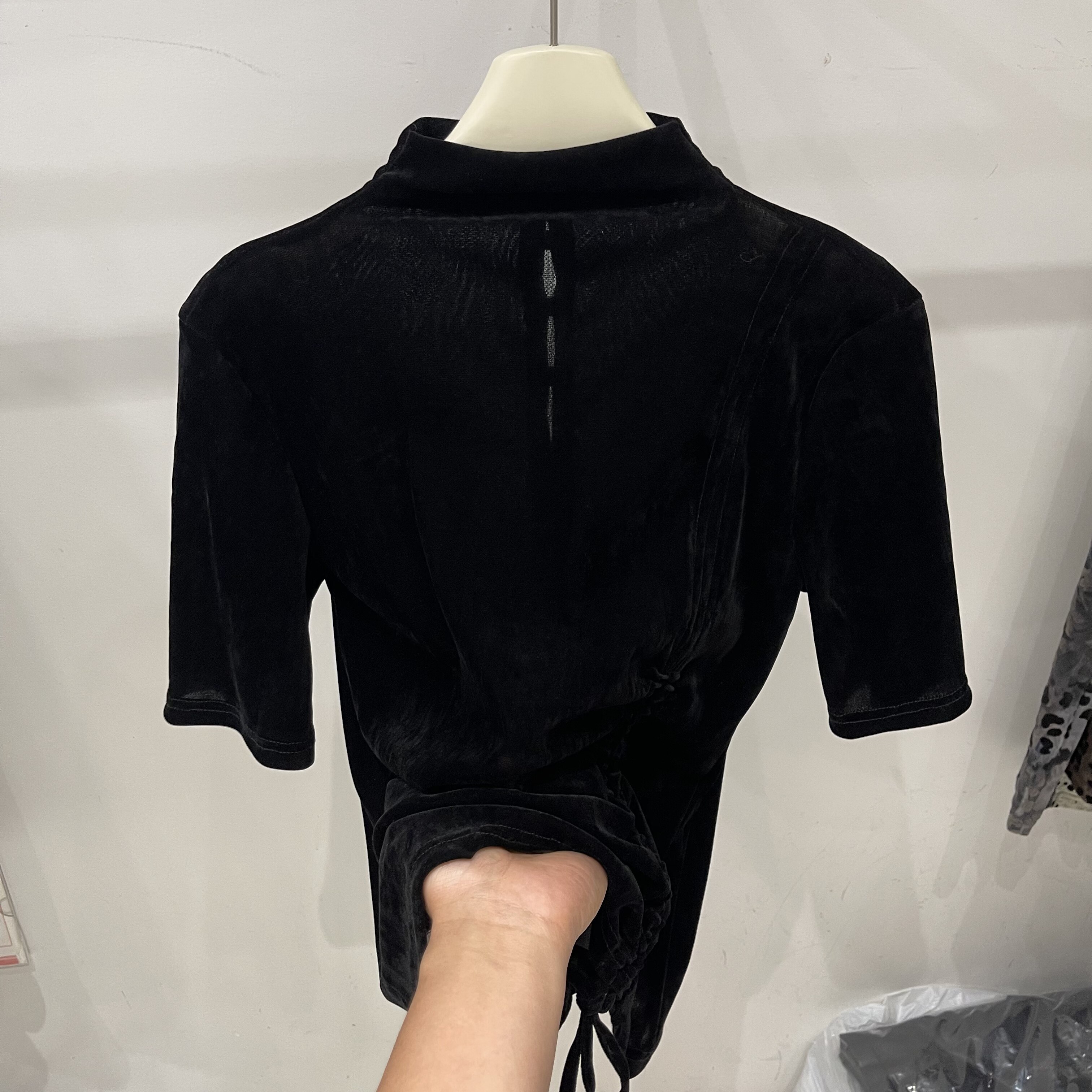 纽扣抽绳褶皱半高领丝绒中袖T女