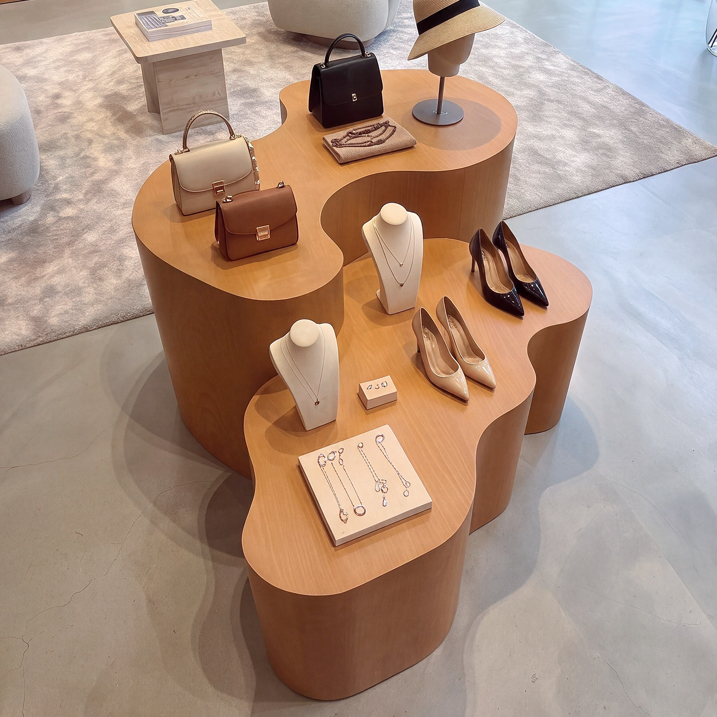 服装店木色中岛展示台