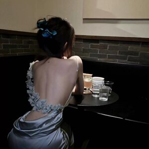 法式纯欲修身生日礼服包臀裙女度假风性感露背缎面挂脖吊带连衣裙