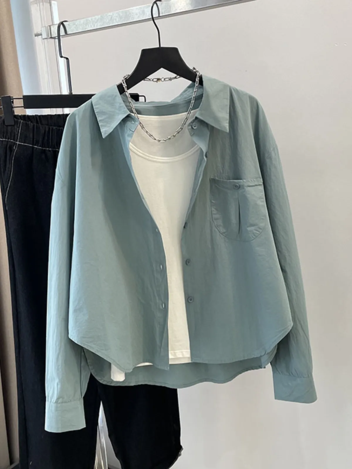 湖蓝色衬衫女长袖春秋新款别致宽松上衣通勤百搭polo领衬衣短外套