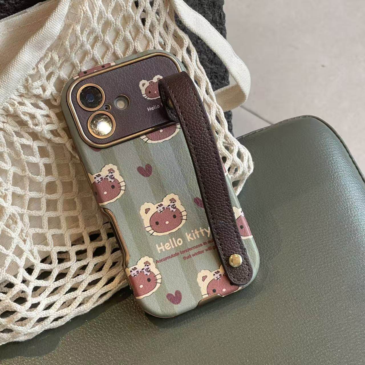 秋冬复古ins墨绿黑皮kitty猫褶皱皮质手腕带适用于苹果17手机壳iphone16promax大视窗15软14/13套12