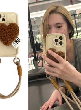 ins明星杨丞琳同款毛绒爱心支架手拎绳适用于17苹果15/16手机壳iphone14promax13斜跨背带绳12软11自带挂钩XS