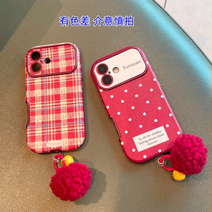 韩式ins复古皮质酒红波点毛绒铃铛吊坠适用于苹果16手机壳iphone15promax全包14软13新款12