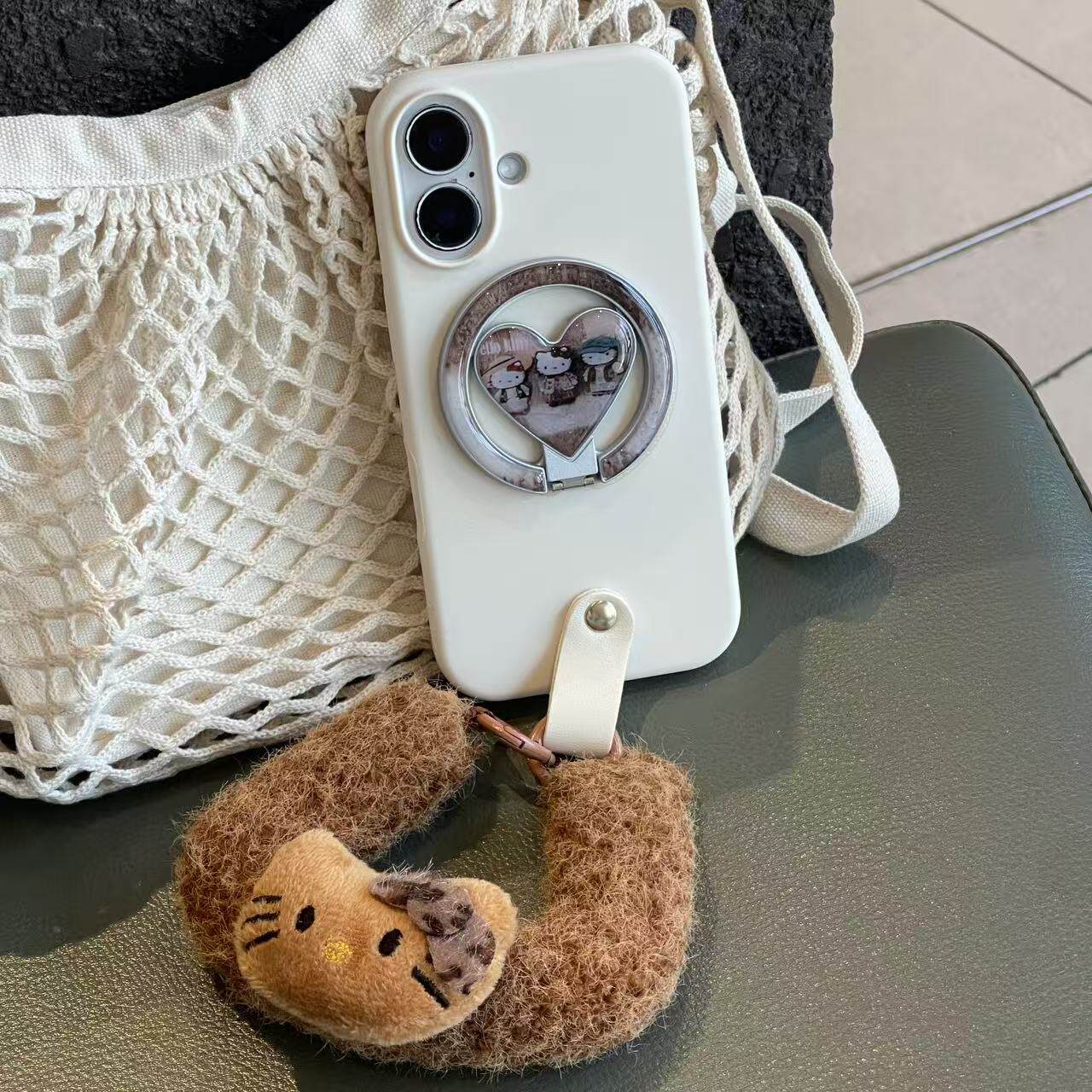 纯色奶白硅胶撞色可爱Kitty电镀磁吸支架毛绒手腕带适用于苹果17手机壳iphone16液态15/14套13