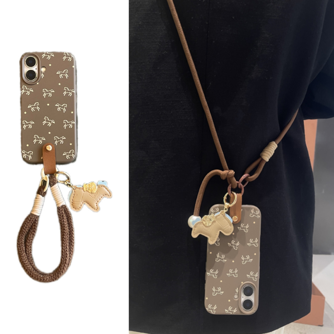 ins新年款高级棕皮质小马吊坠毛绒手腕带适用于苹果17手机壳15iphone16promax斜挎绳14软13