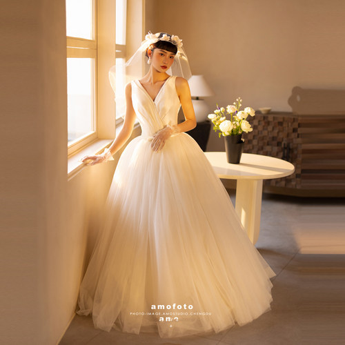 韩式简约缎面V领蓬蓬裙婚纱
