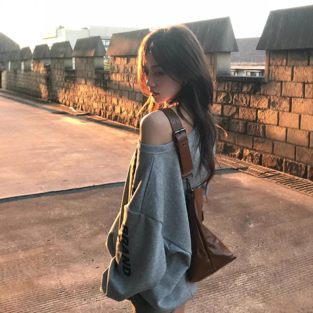 美式斜肩卫衣女款新露肩初秋穿搭早秋chic上衣2025新款秋季长袖薄