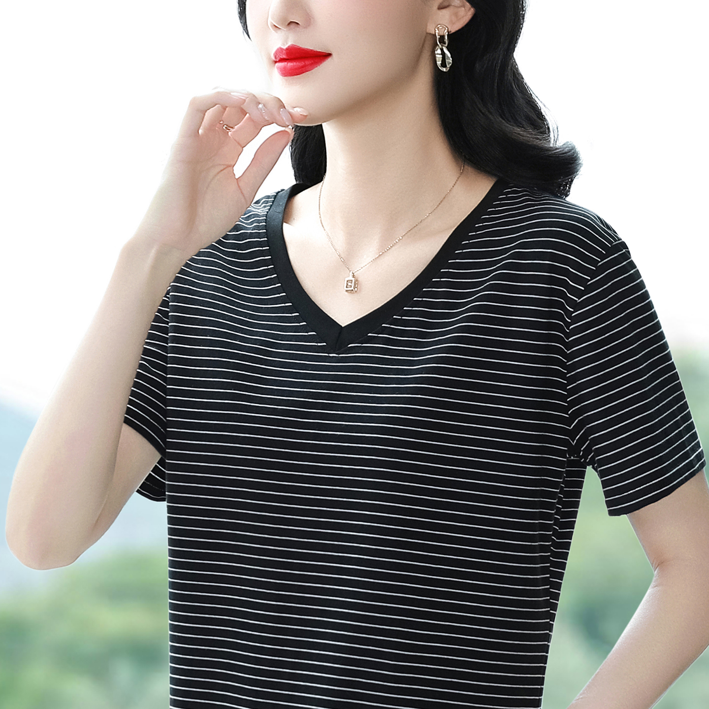 夏装新款纯棉短袖T恤女装黑白条纹V领上衣服中年妈妈宽松遮肉小衫