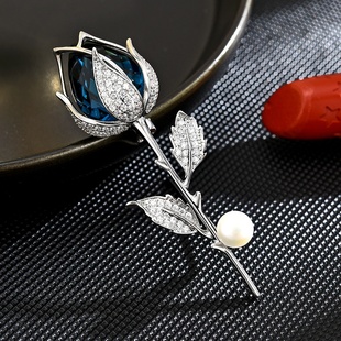 輕奢高檔水晶玫瑰花胸針?shù)喪艚鹣阄餮b 配飾胸花珍珠氣質(zhì)別針